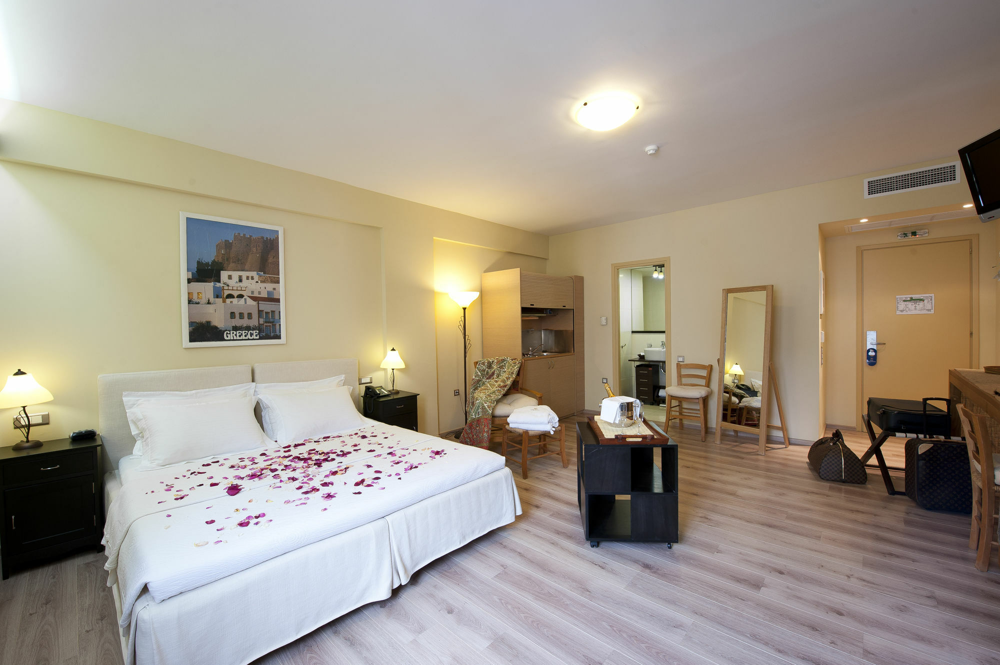 Efplias Hotel Apartments Pireus Eksteriør bilde